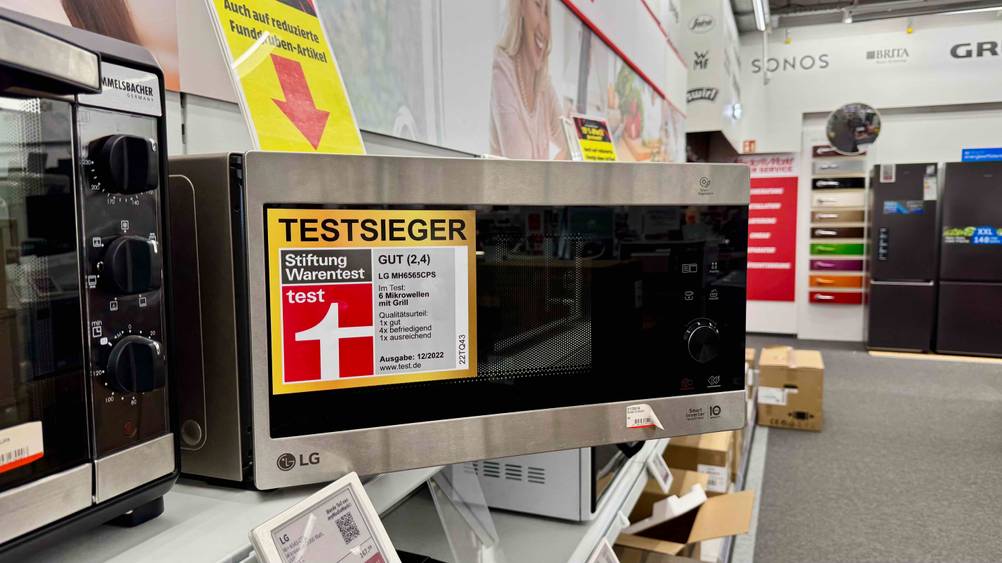 Getestet: Die LG-Mikrowelle mit geöffneter Klappe in einer Verkaufsausstellung.