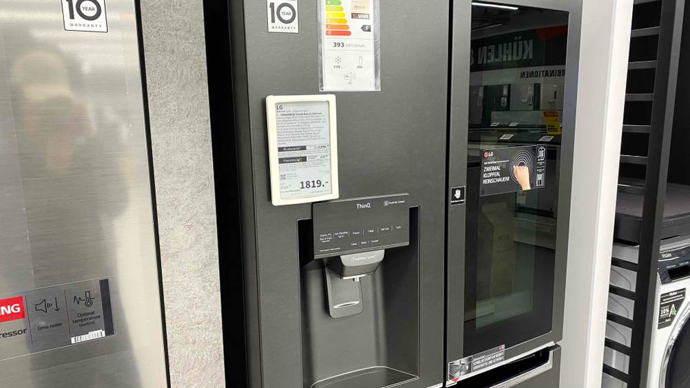 LG-Side-by-Side-Test: Ein Gerät von leicht seitlich mit Preisschild im Fokus der Eiswürfelmaker.