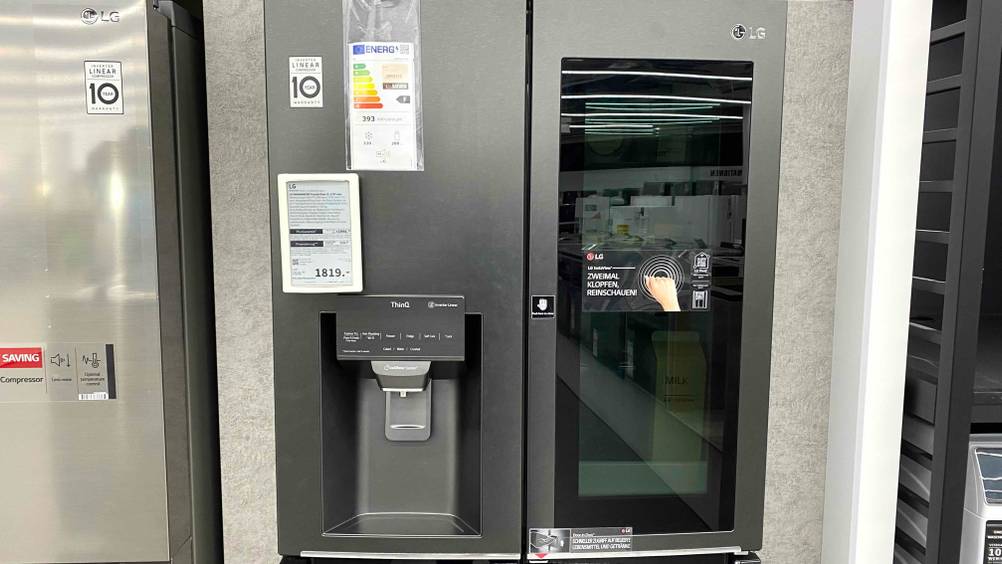 Oberer geschlossener Teil eines LG-Side-by-Side im Test mit Eiswürfelmaker links und Glastüre recht.
