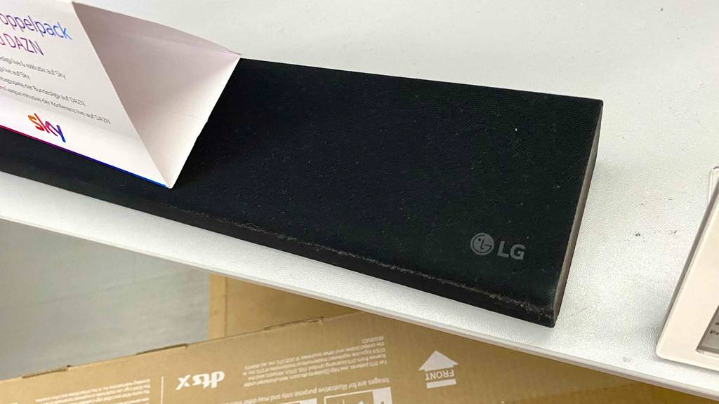 Auf einer getesteten LG-Soundbar ist oben der Markenname eingraviert.
