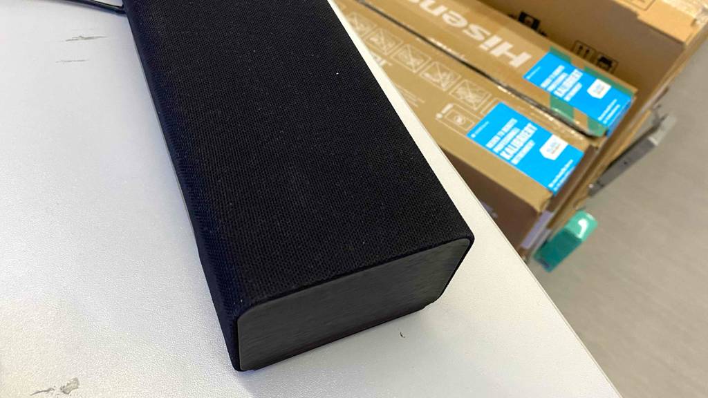 Teil einer getesteten LG Soundbar von schräg oben betrachtet.