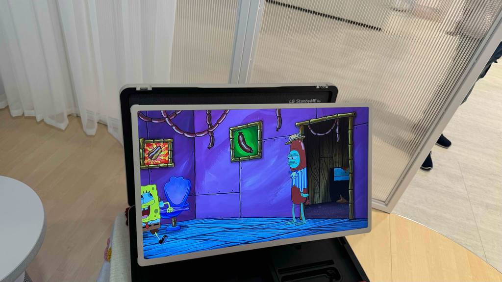 Im Test: Detailansicht eines eingeschalteten Touchscreen-Monitors.