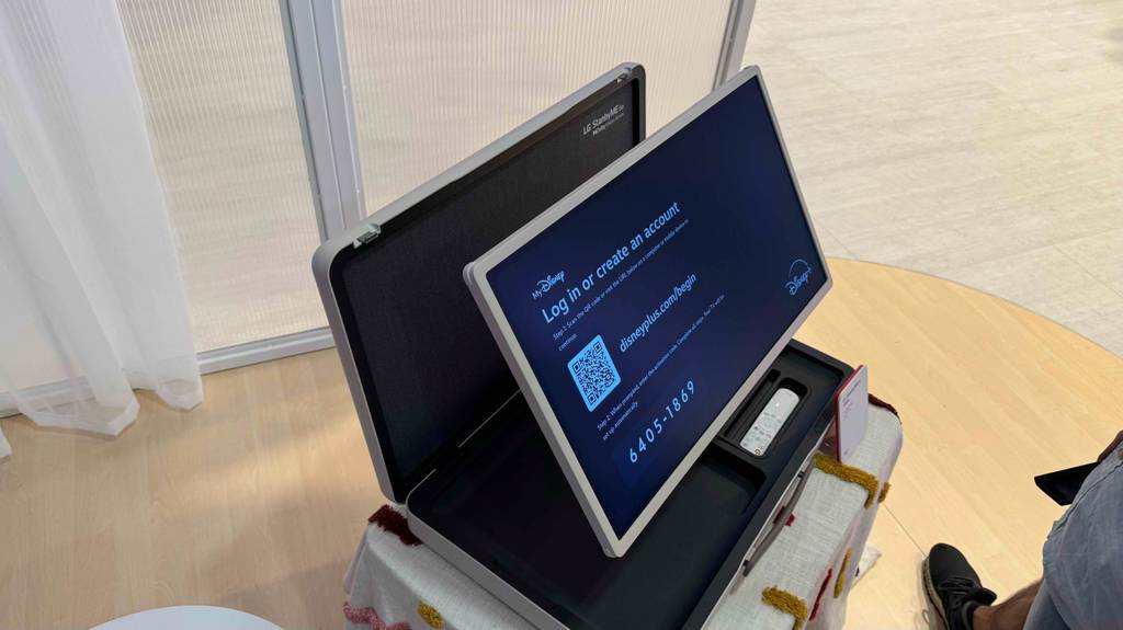 Blick von schräg oben auf einen Touchscreen-Monitor, der zum Testen auf einem geöffneten Koffer steht.