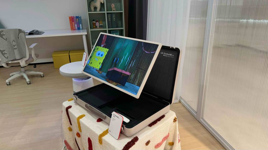 Blick von schräg seitlich auf einen auf einem Koffer stehenden Touchscreen-Monitor im Test.