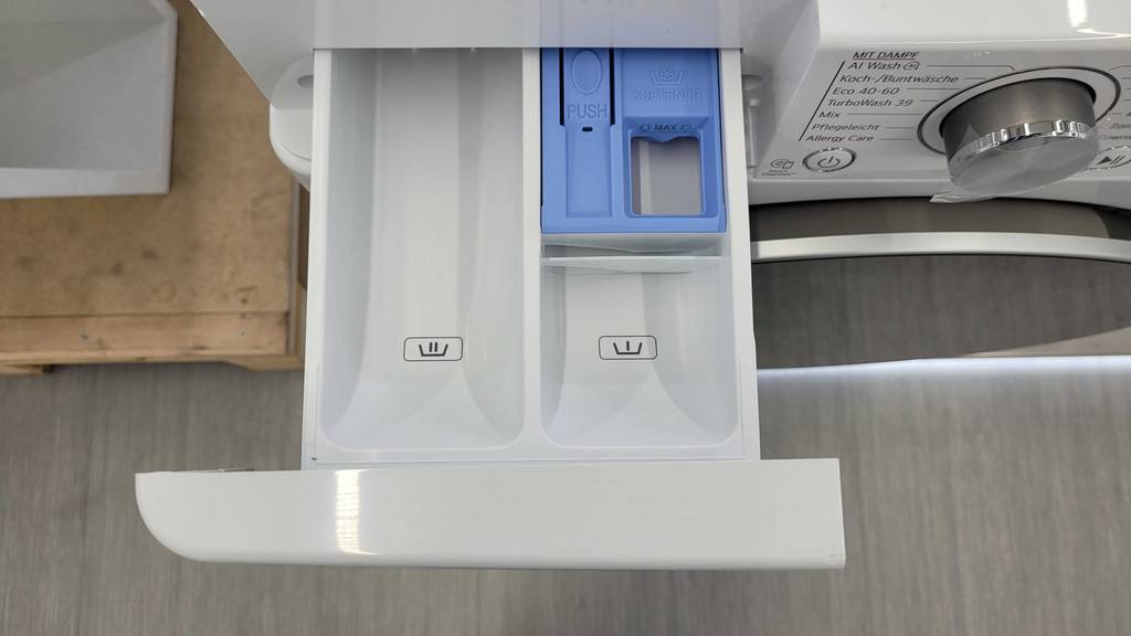Waschtrockner im Test: Ansicht des geöffneten Waschmittelfachs von oben.
