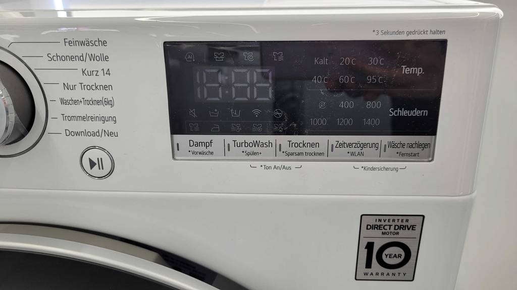 Im Test: Detailansicht der umfangreichen Displayanzeige eines Waschtrockners.