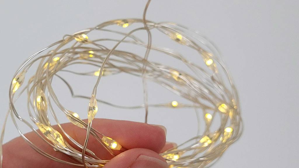 Lichterkette-Test: eine warmweiße Lichterkette mit kleinen LED-Lichtern.