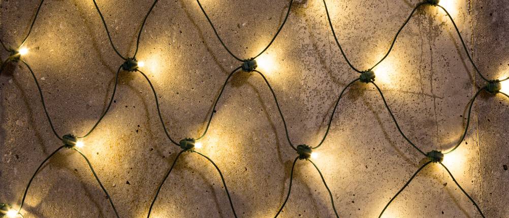 getestetes Lichternetz an einer Wand befestigt