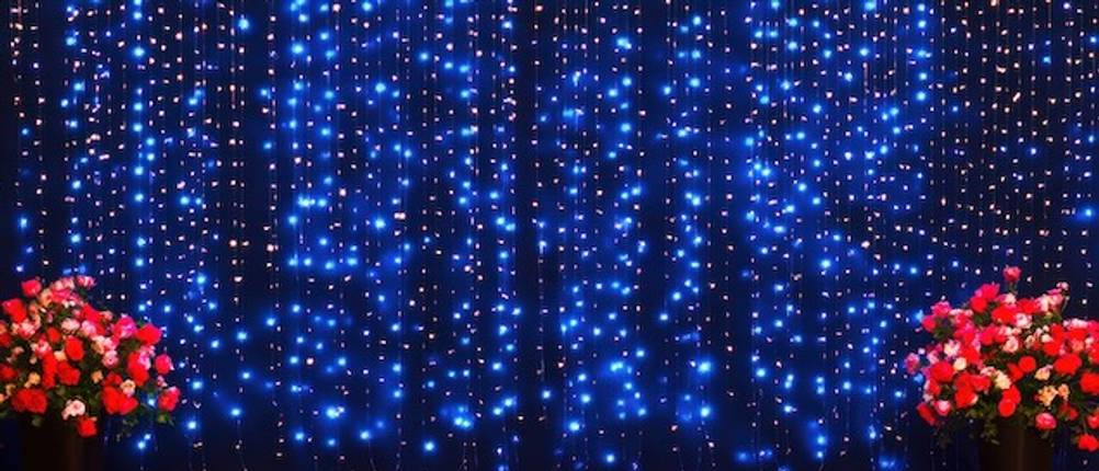 Blauer Lichtervorhang auf einer Bühne getestet.