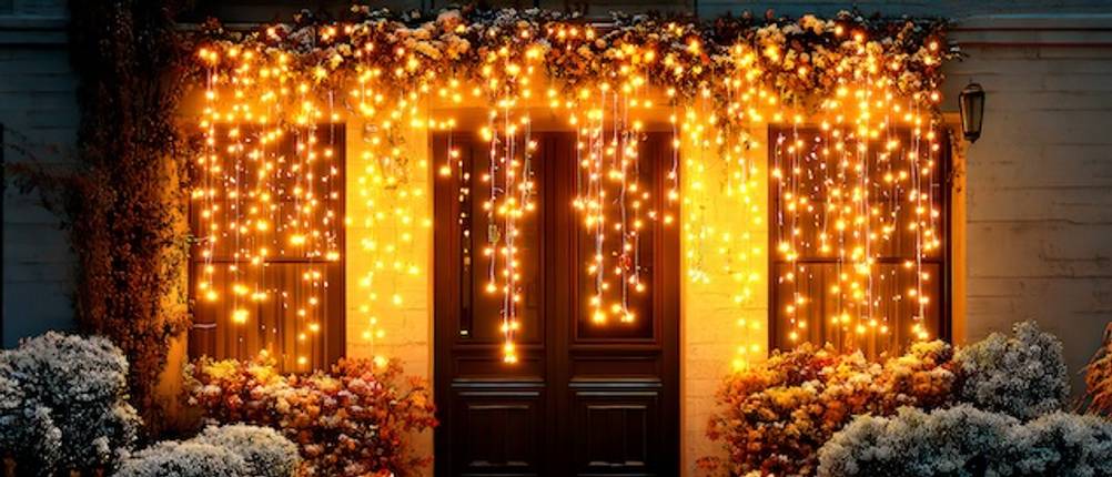 Lichtervorhang mit gelben LEDs an einer Häuserwand im Test.