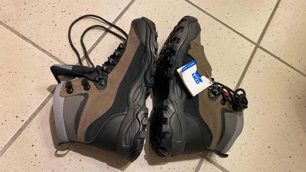 Ein Paar Unisex Bergschuhe von Lico liegt zum testen mit den Sohlen zueinander seitlich auf einem Fliesenboden.