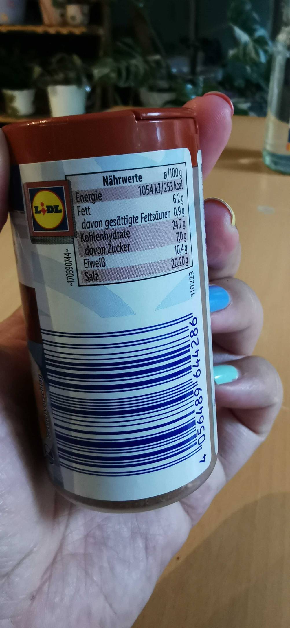 Im Test: Rückseite einer Dose Gyrosgewürz in einer Hand.
