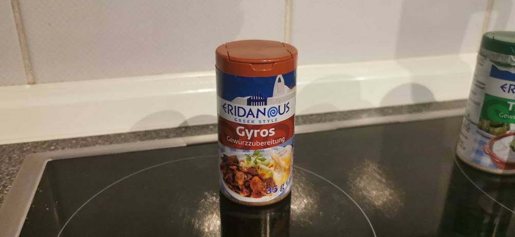 Eine Dose des getesteten Gyrosgewürz auf einer Herdplatte.