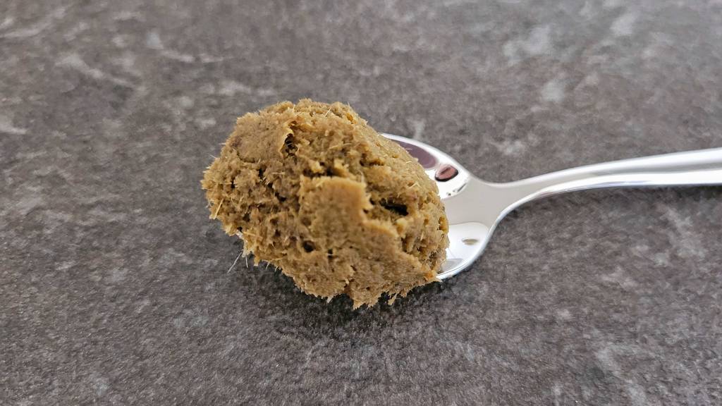Detailansicht von getesteter Currypaste auf einem Löffel.
