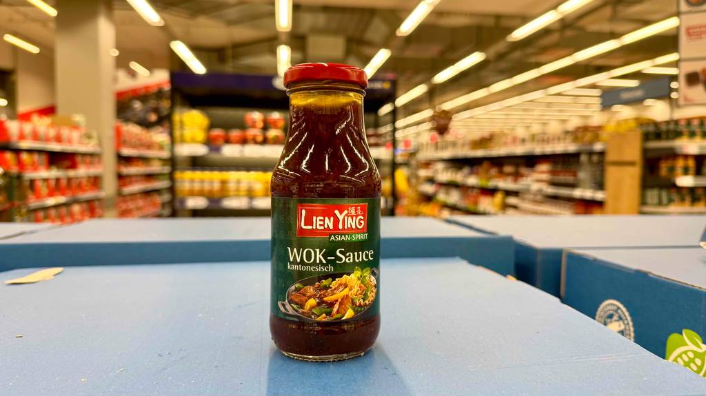 Getestet: Eine Wok-Sauce in der Flasche steht auf einem Karton im Supermarkt.