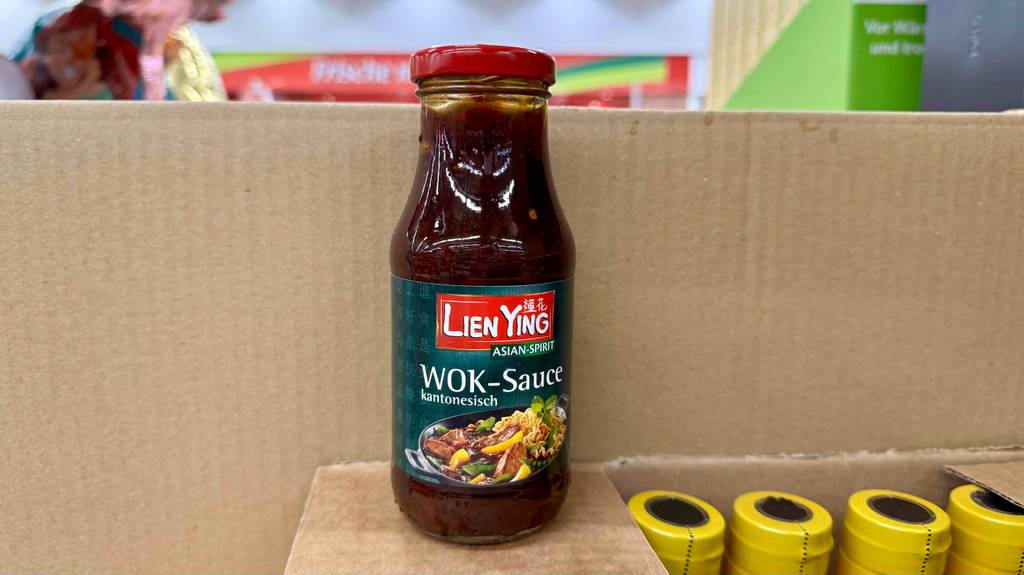 Eine Flasche Asia-Wok-Sauce im Test steht vor einem braunen Karton.
