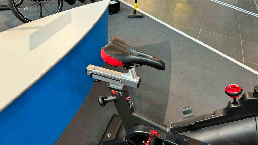 Detailansicht des ergonomischen Sattels von einem Ergometer im Test.