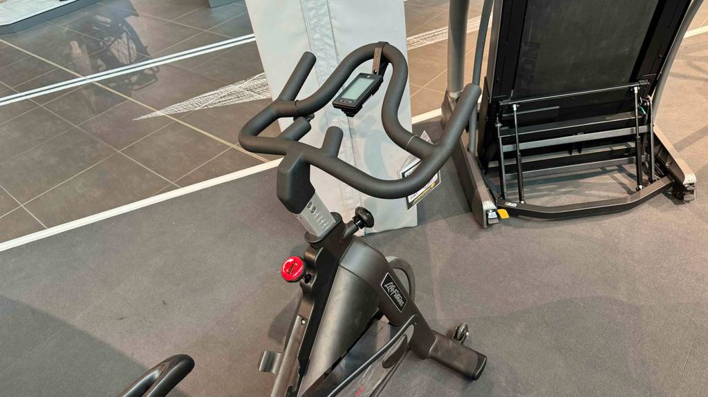 Ergometer im Test, mit Fokus auf den Lenker, von oben betrachtet.