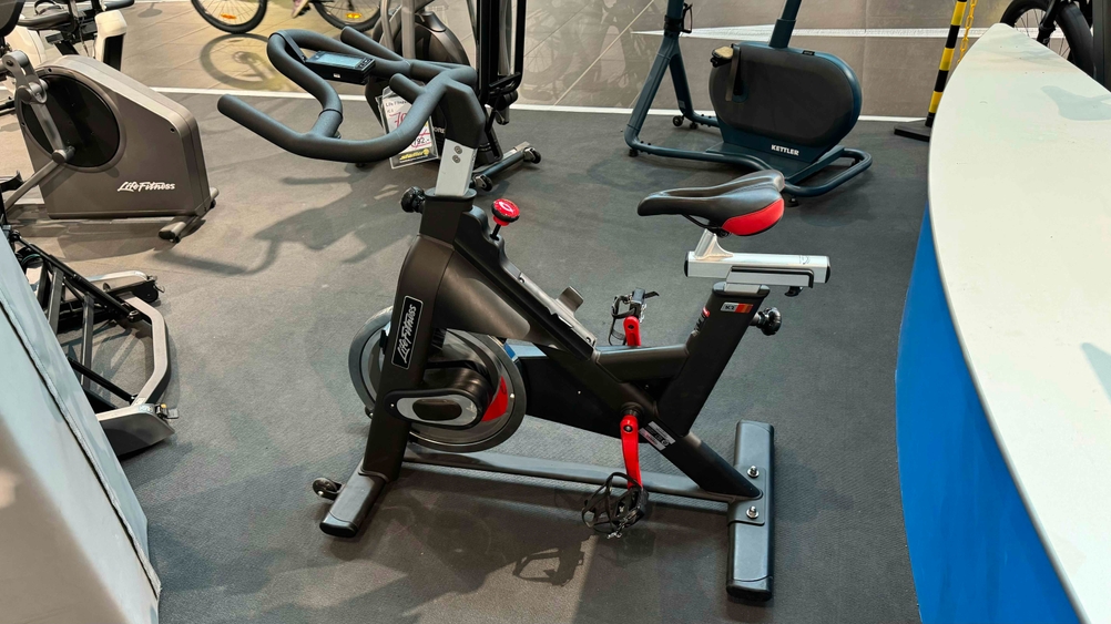 Ergometer im Test von der Seite betrachtet.