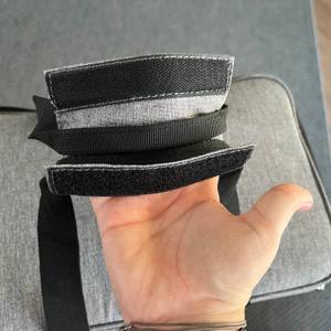Eine Hand hält den kleinen Tragegriff der Lifewit LF233125 fest