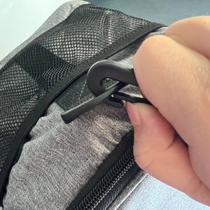 Eine Hand löst den großen Tragegriff der Lifewit LF233125 aus den Laschen