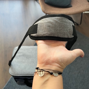 Eine Hand hält den großen Tragegriff der Lifewit LF233125 fest