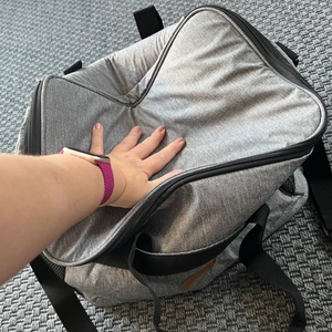 Eine Hand drückt auf die Lifewit LF233125