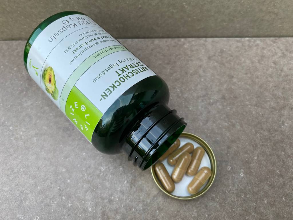 Artischocken-Kapseln LifeWize liegen umgefallen, geöffnet im Deckel 