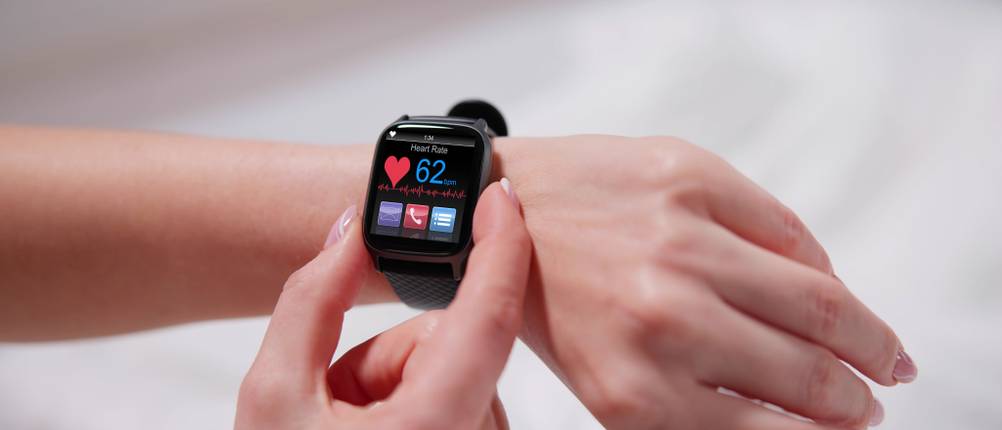 LIGE-Smartwatches im Test: Nahaufnahme einer Smartwatch an einem Handgelenk, die die Herzfrequenzrate anzeigt