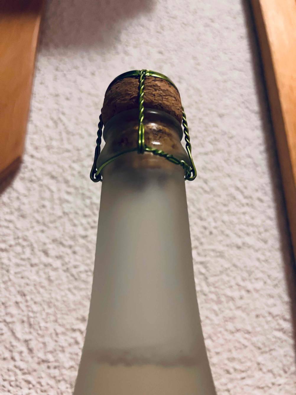 Zum Test bereit: oberer Teil einer Flasche mit Korken aus Kork vor weißer Wand.