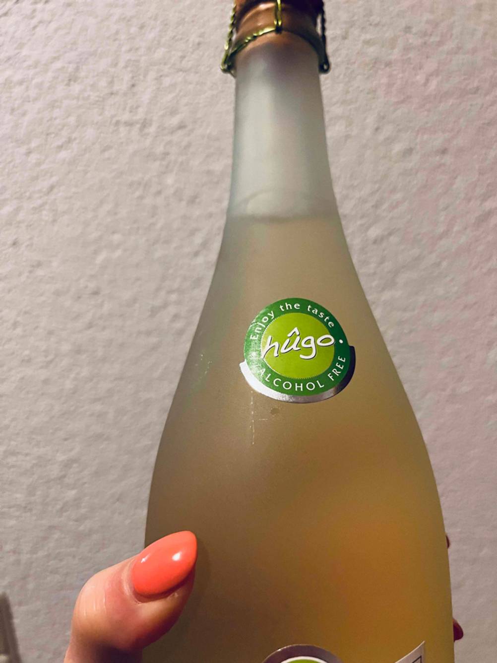 Getestet: Nahaufnahme eines Labels auf der Vorderseite einer Flasche alkoholfreien Sektes