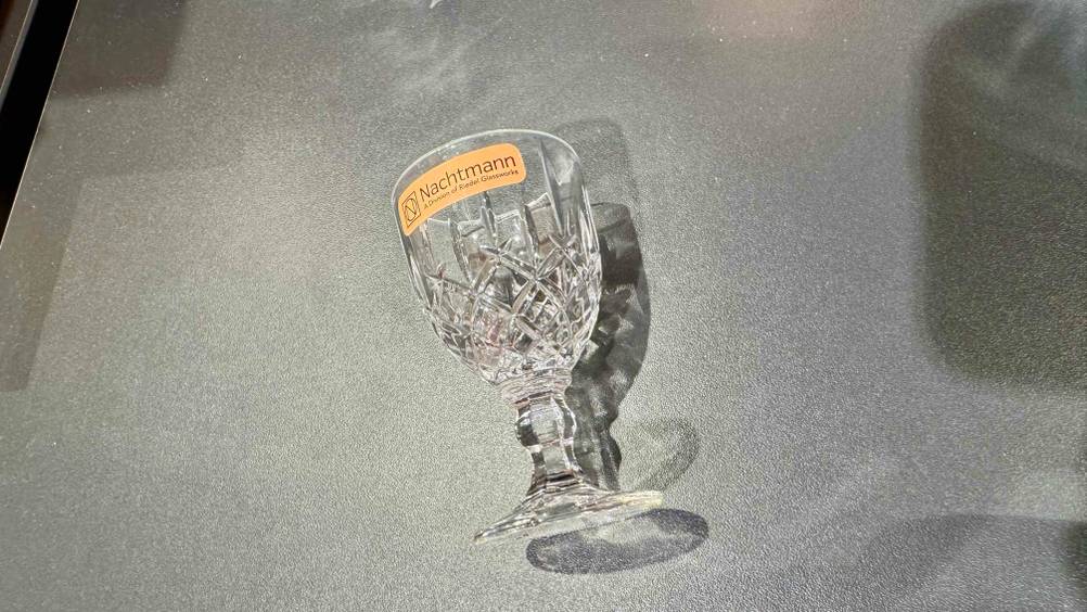 Likörgläser im Test: Ein Glas liegt auf dem grauen Boden.