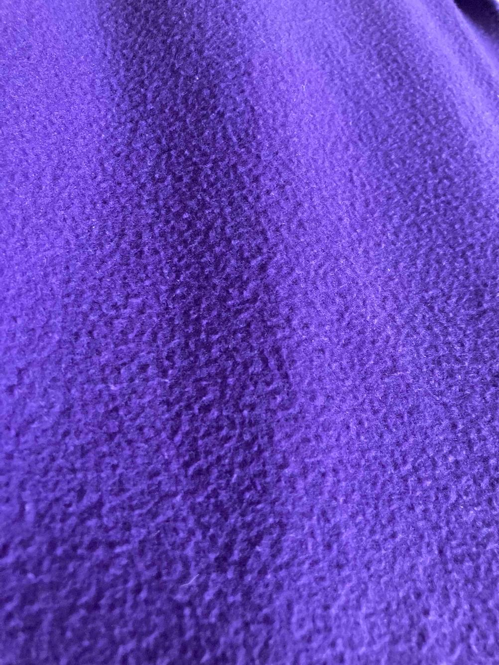 Detailansicht des Materials einer getesteten Decke mit Ärmeln.