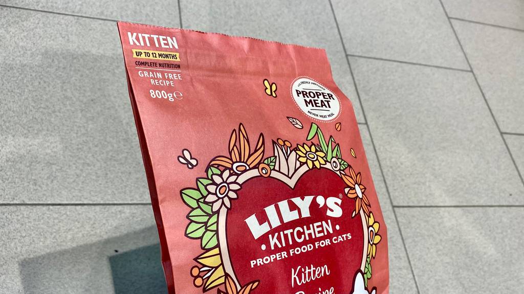 Oberer Teil der Vorderseite einer 800 Gramm Packung Lilys Kitchen Kittenfutter bis zu 12 Monaten.