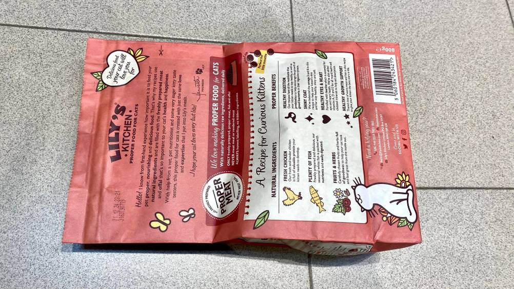 Getestet: Rückseite mit Zutaten, Informationen und Rezeptvorschlag eines 800 Gramm Beutels mit Kittenfutter von Lilys Kitchen.