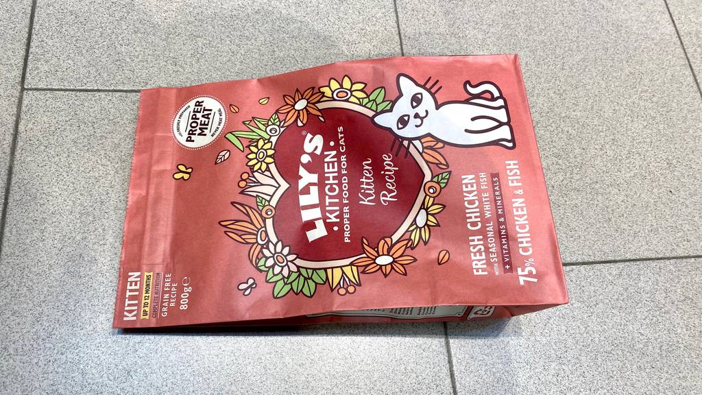 Im Test: ein Beutel Lilys Kittenfutter liegt quer auf einem hellen Fliesenboden.