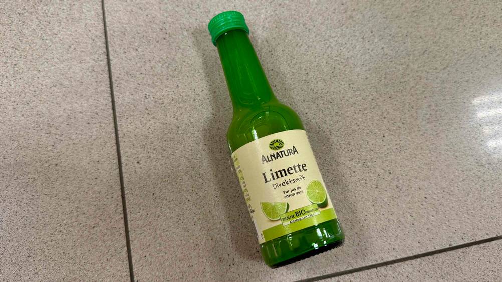 Getestet: Ein Limettensaft liegt auf einem Fließenboden.