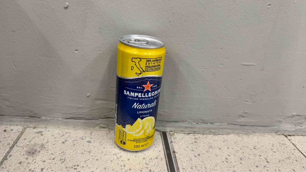 Limonade-Test: Eine Dose von schräg oben vor einer grauen Wand.