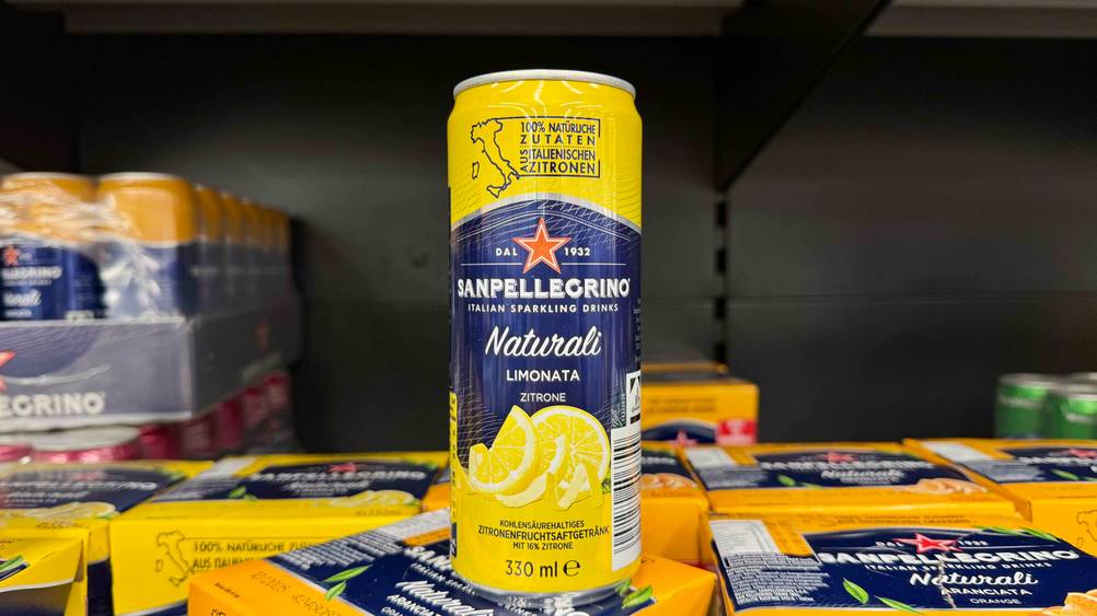 Limonade getestet: Eine Dose von vorne in einem Regal.