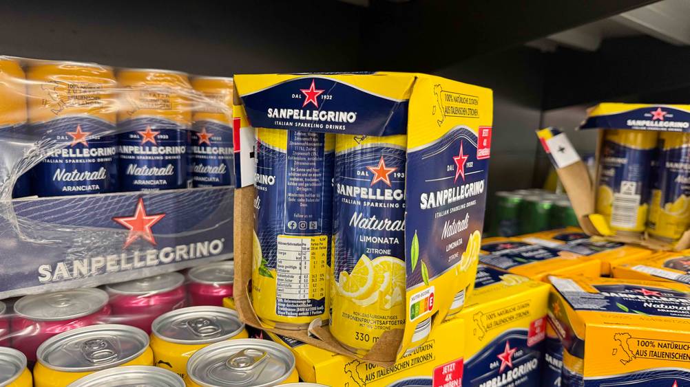 Eine Packung mit 4 Dosen der getesteten Limonade in einem Verkaufsregal.