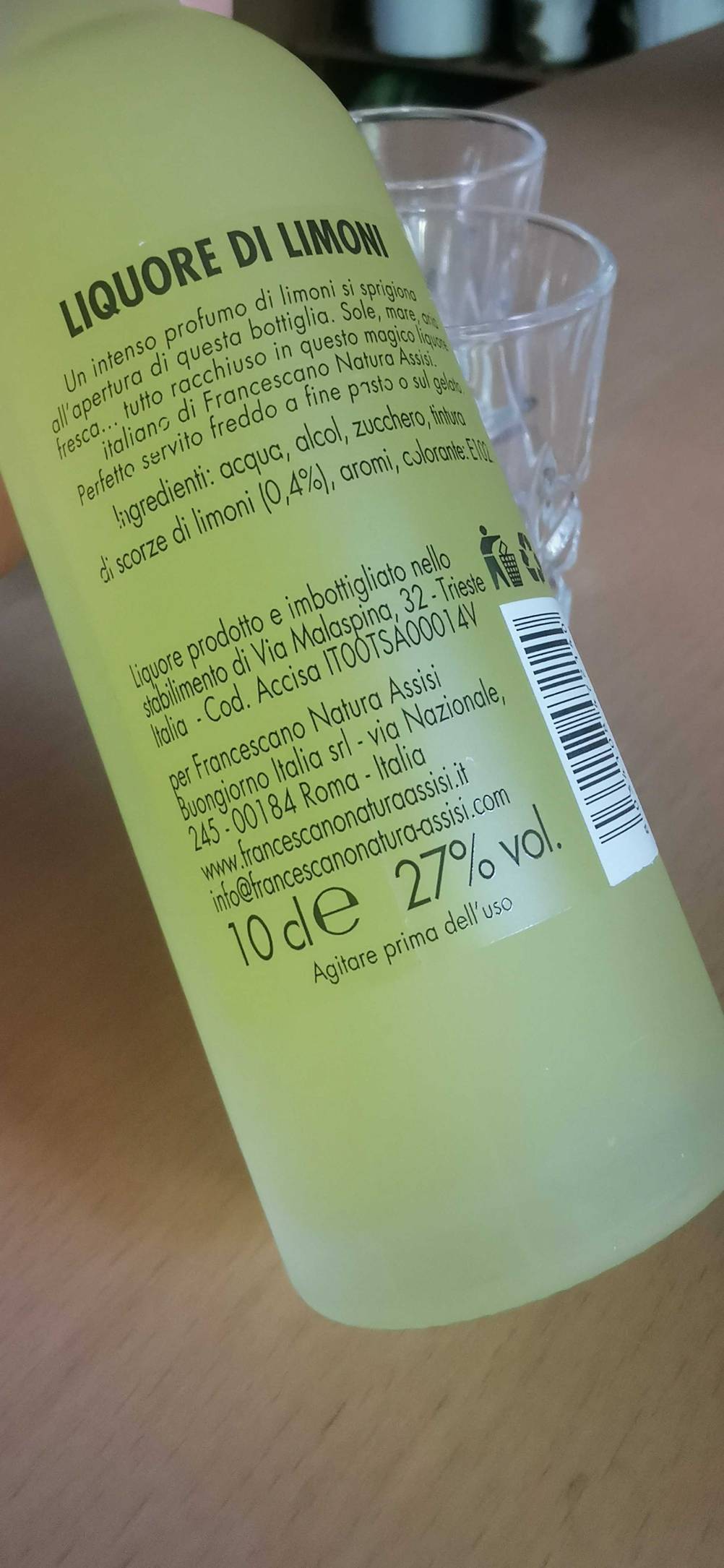 Im Test: Nahaufnahme des Labels auf der Rückseite einer Flasche Limoncello mit Informationen.