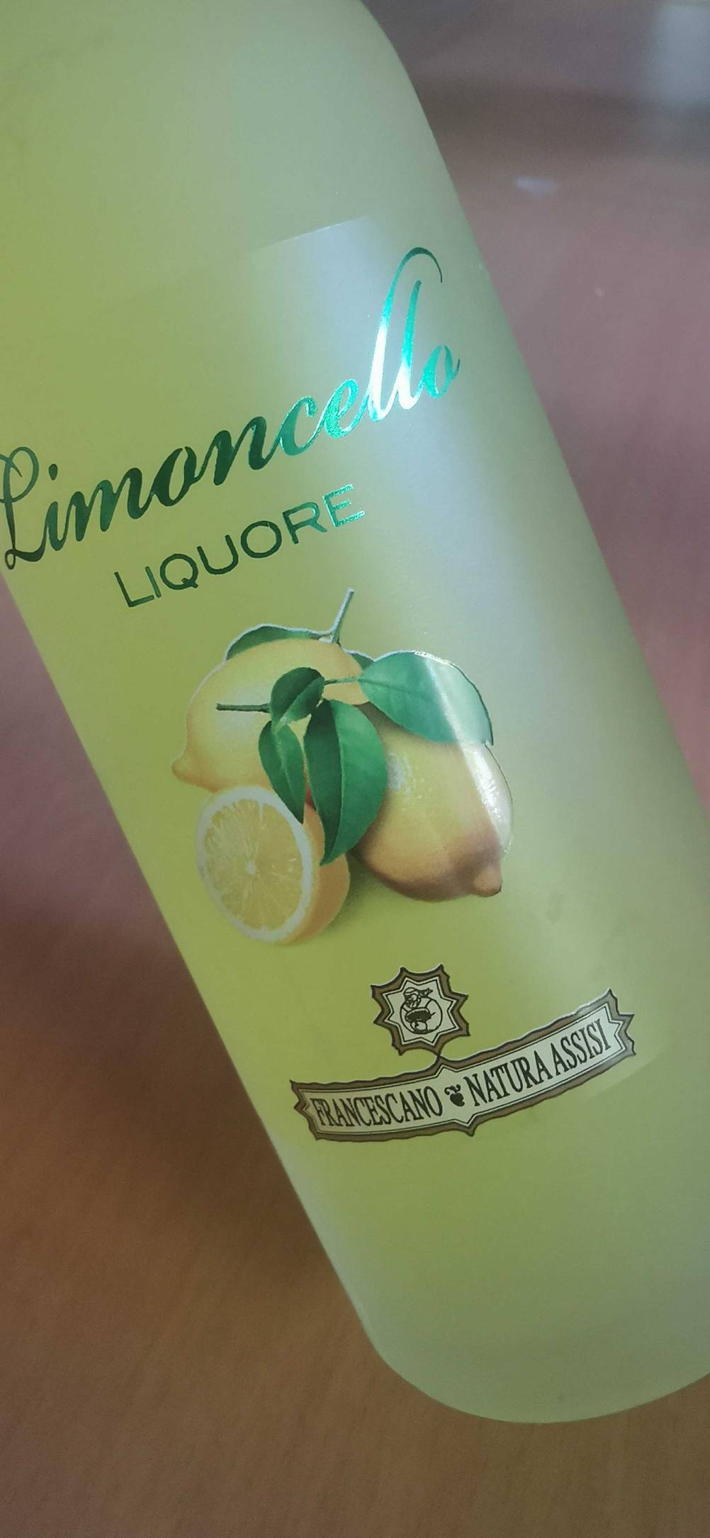 Nahaufnahme des Labels auf der Vorderseite einer Flasche getesteten Limoncellos.