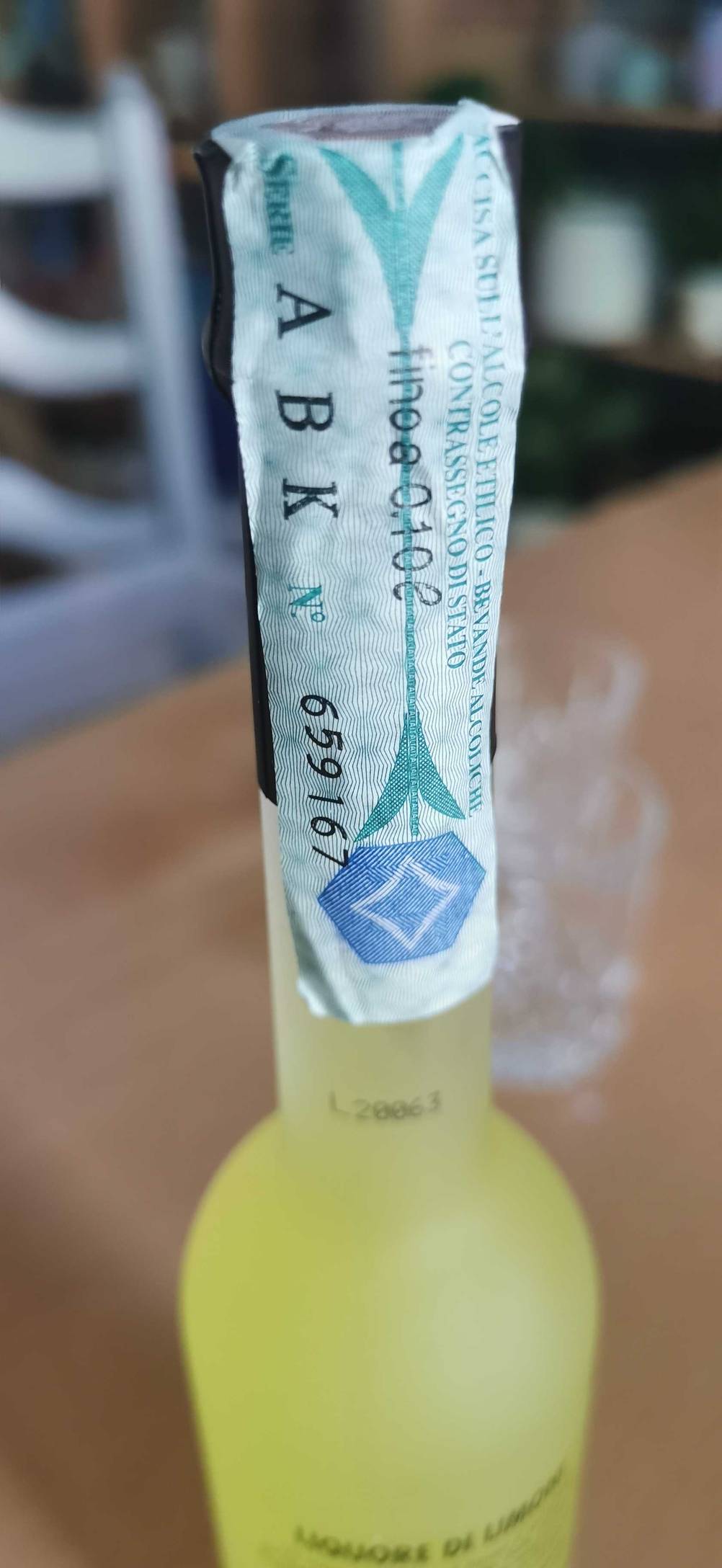 Limoncello im Test: Verschluss mit Etikett einer Flasche.