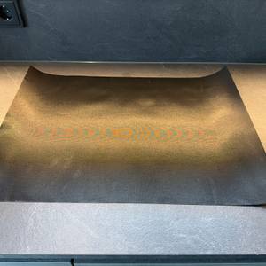 Die Linda's-Essentials-Dauerbackfolie liegt auf einer Küchenarbeitsplatte