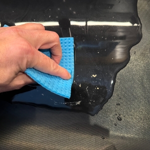 Mit einem Lappen wird die Linda's-Essentials-Dauerbackfolie gereinigt