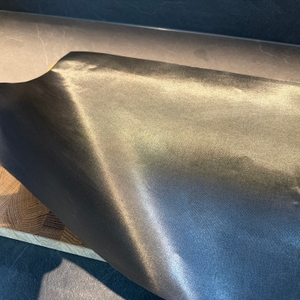 Eine Hand hebt eine Ecke der Linda's-Essentials-Dauerbackfolie hoch