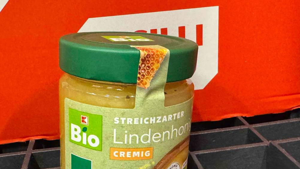 Lindenhonig im Test: Nahaufnahme des Deckels und des Labels eines Glases.