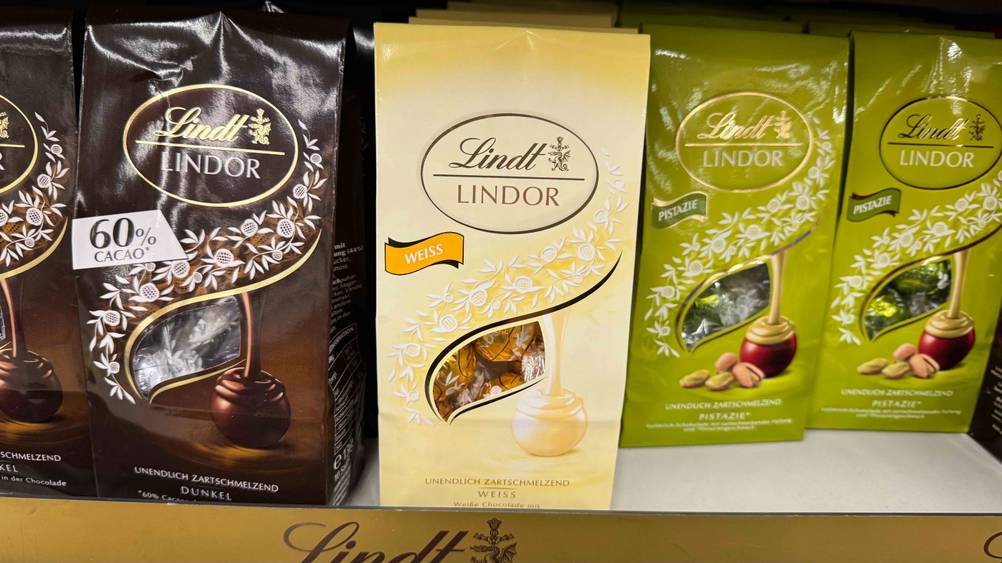 Mehrere Packungen der Lindor-Kugeln im Test in einem Verkaufsregal neben anderen Sorten.