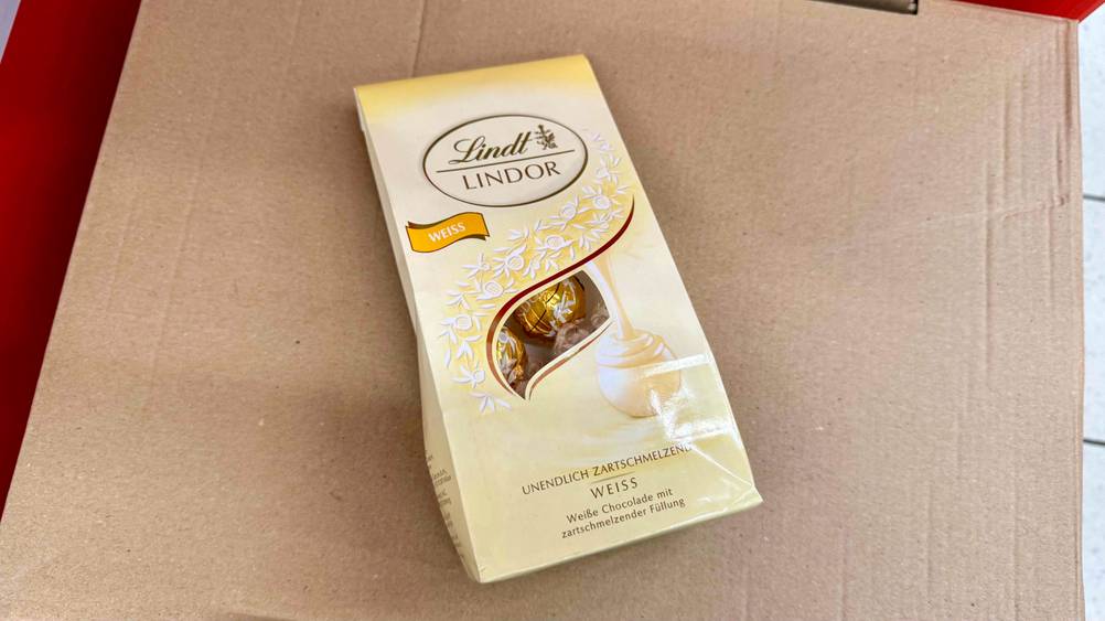 Lindor-Kugeln getestet: Eine Packung von schräg oben auf einem Karton.