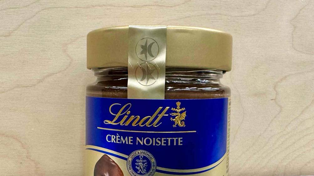 Lindt-Brotaufstrich im Test: Nahaufnahme des Deckels und des Logos auf dem Glas.